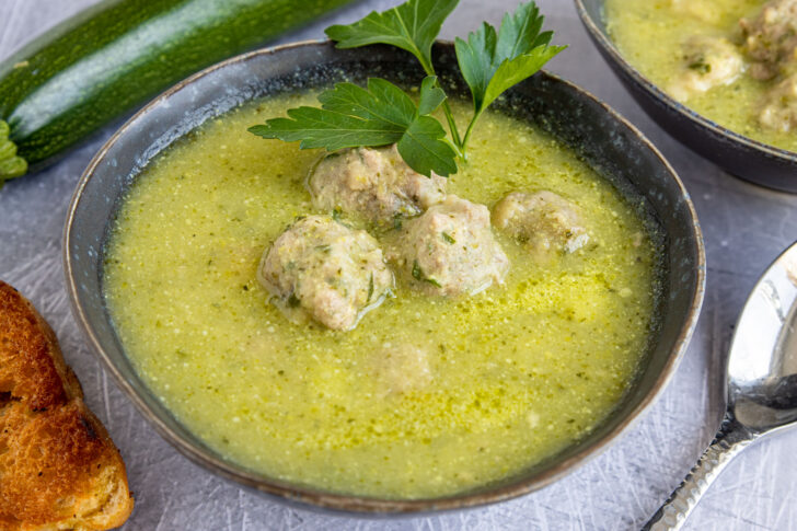 Zucchinisuppe mit Hackfleisch