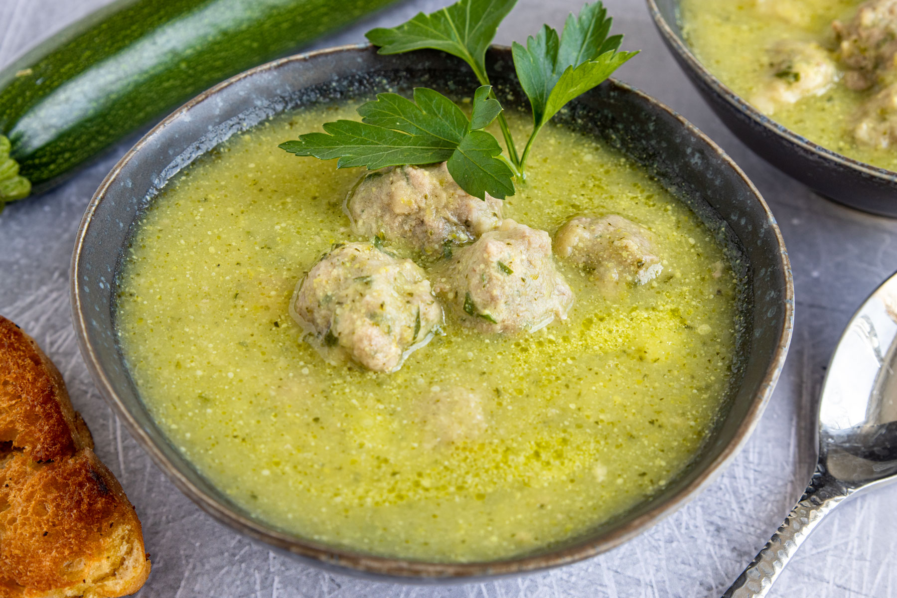 Zucchinisuppe mit Hackfleisch