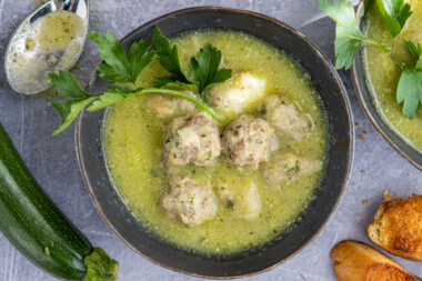 Zucchinisuppe mit Hackfleisch