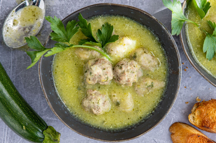 Zucchinisuppe mit Hackfleisch