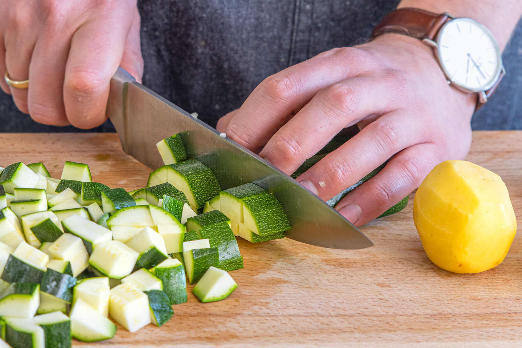 Zucchini würfeln