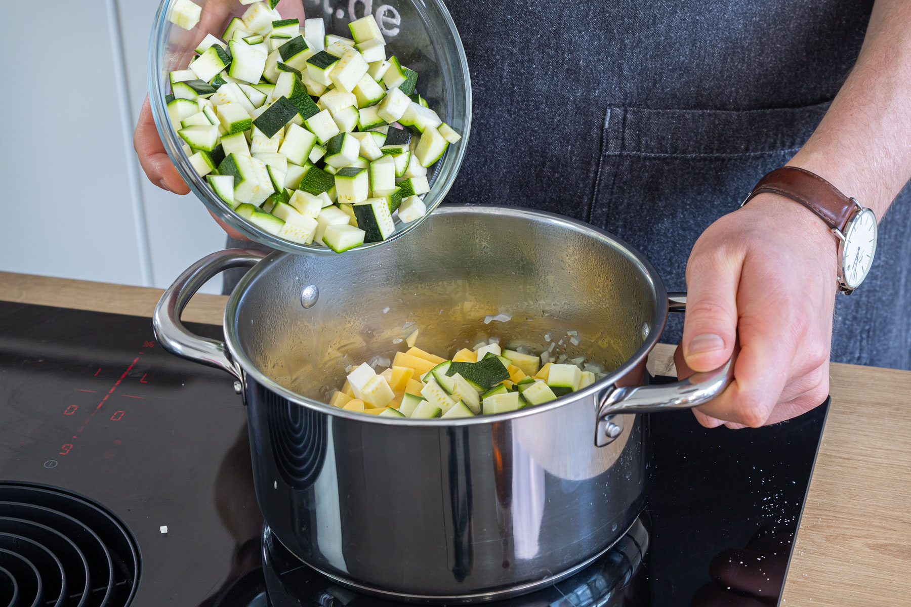 Zucchini und Kartoffel in den Topf geben