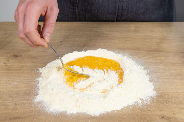 Eier mit Mehl vermischen