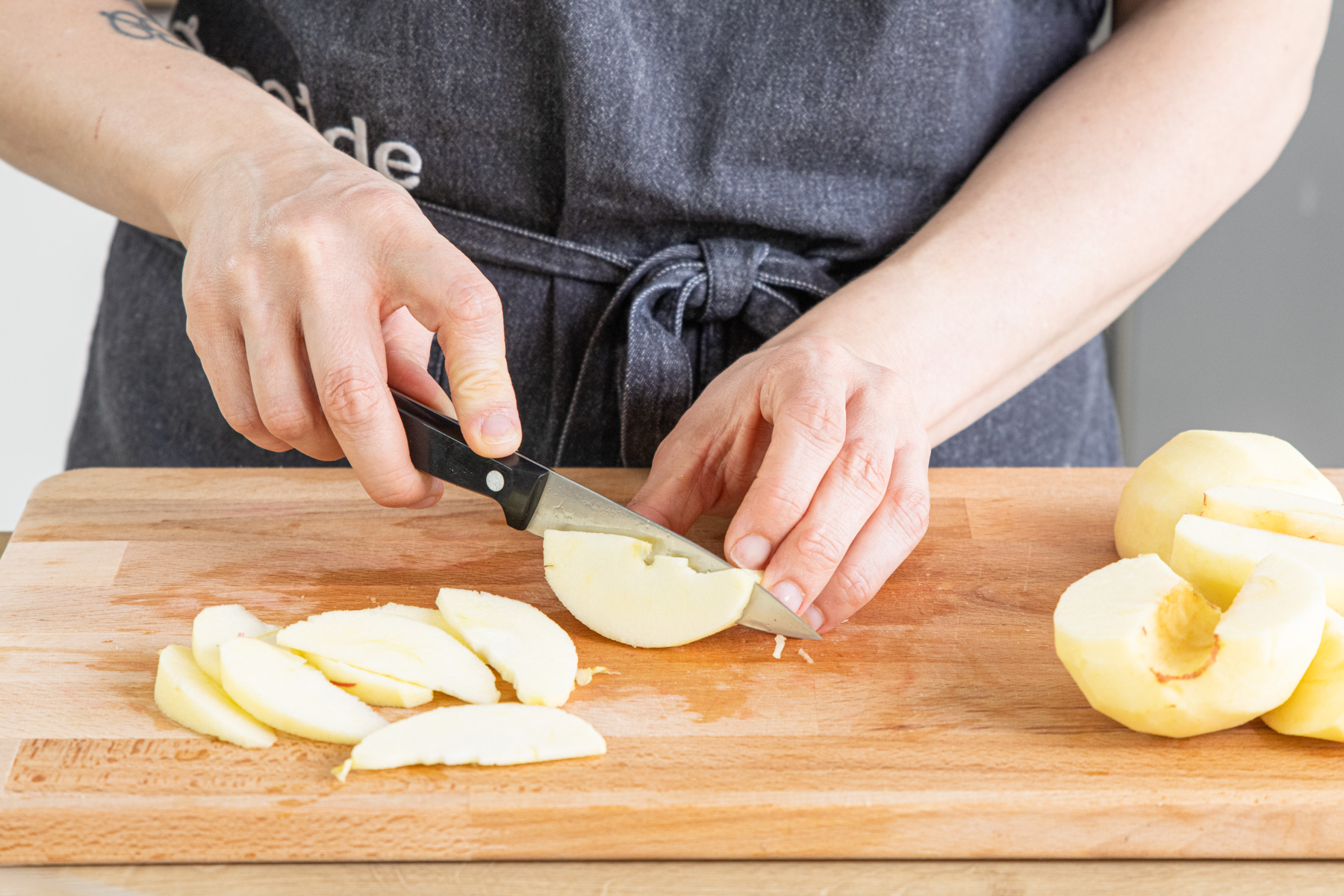 Äpfel in Scheiben schneiden