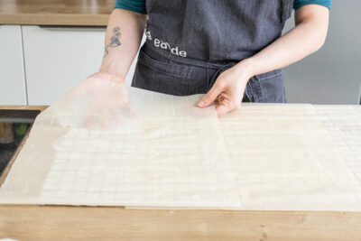 Strudelteigblätter auf ein Geschirrtuch legen