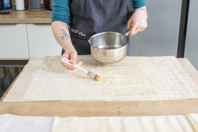 Strudelteig mit Butter bestreichen