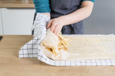 Apfelstrudel einrollen