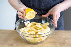 Zitronensaft zu den Äpfeln geben
