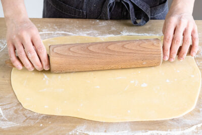 Strudelteig ausrollen