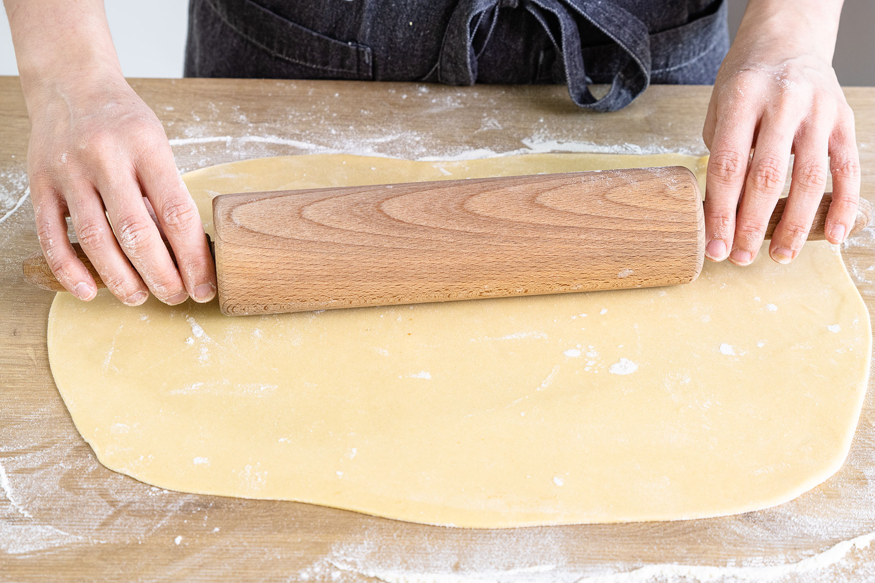 Strudelteig ausrollen