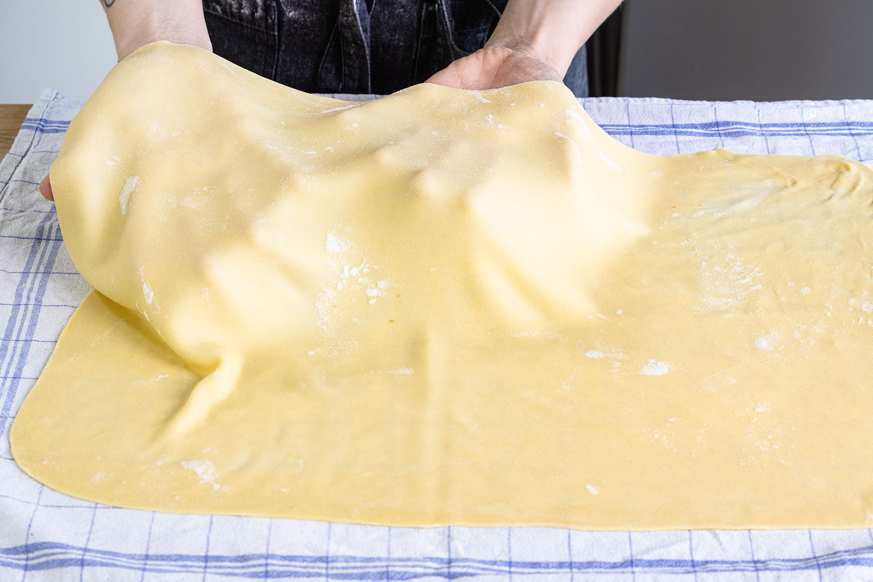 Strudelteig in Form bringen