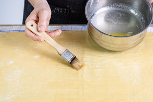 Strudelteig mit Butter bestreichen