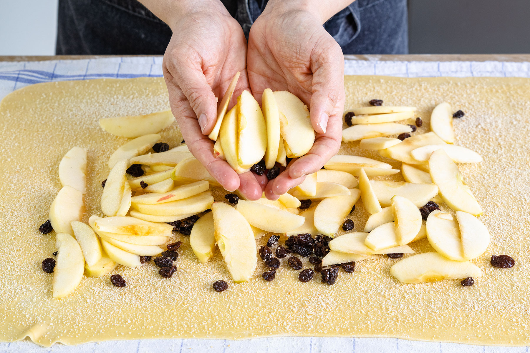 Apfelmischung auf Strudelteig verteilen