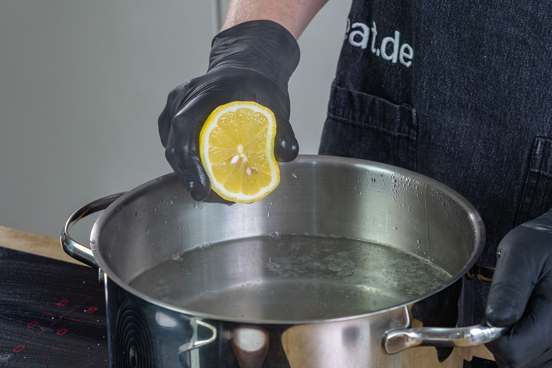 Zitronensaft in Wasser pressen