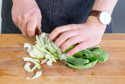Pak Choi in Streifen schneiden