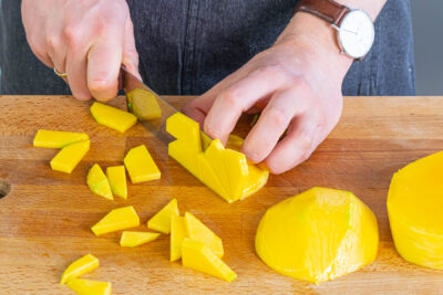 Mango in Würfel schneiden