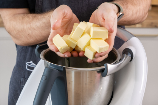Butter in den Mixtopf geben