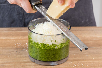 Parmesan zum Bärlauchpesto reiben