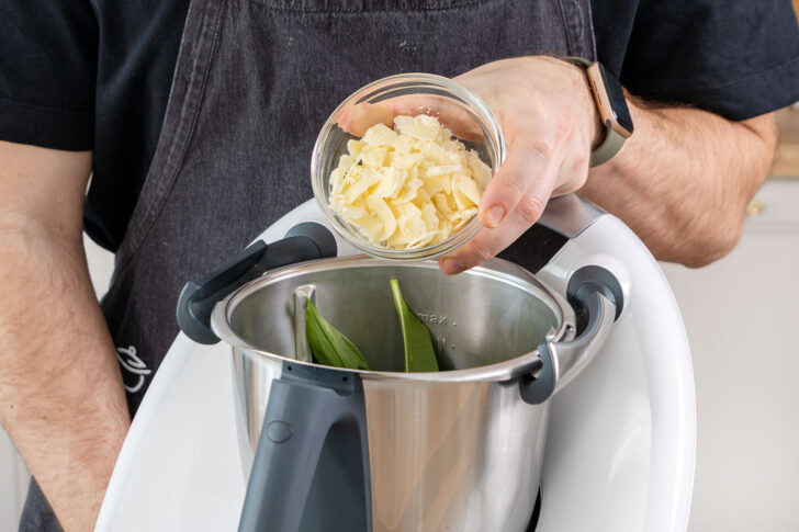 Parmesan in den Mixtopf geben