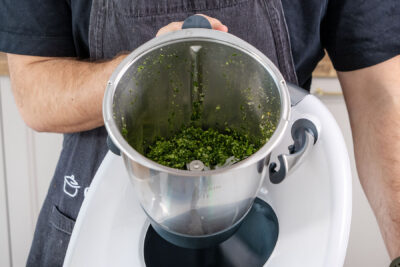 zerkleinerter Bärlauch, Parmesan und Pinienkerne