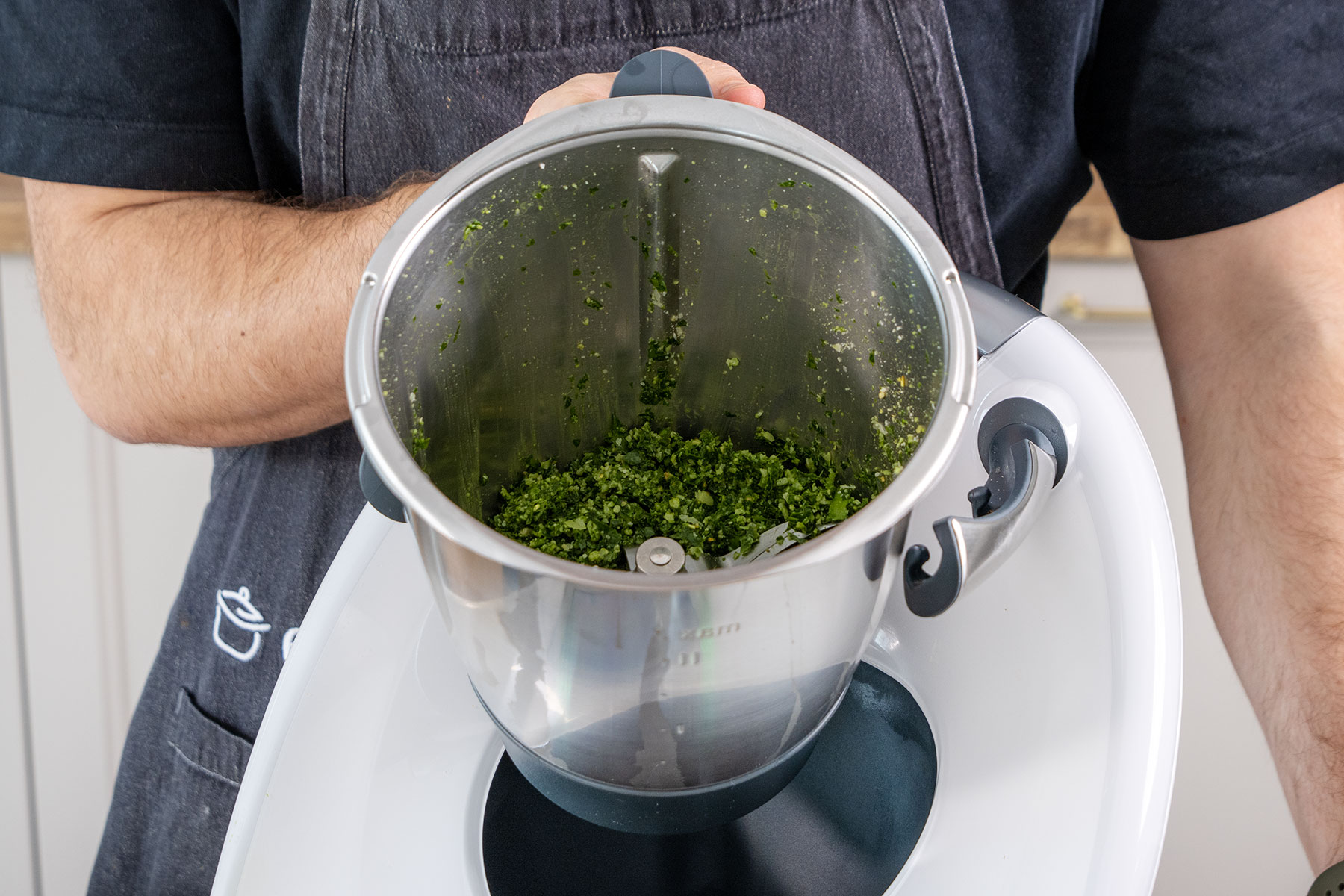 zerkleinerter Bärlauch, Parmesan und Pinienkerne