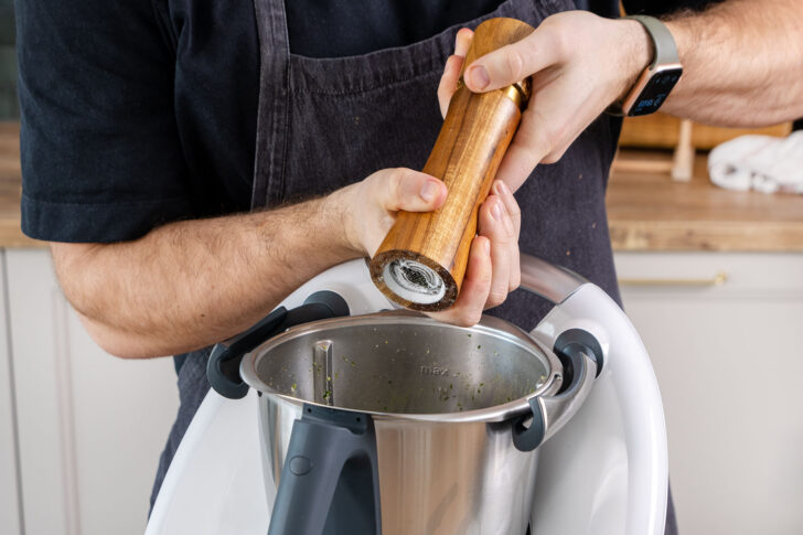 Bärlauchpesto im Mixtopf mit Salz und Pfeffer würzen