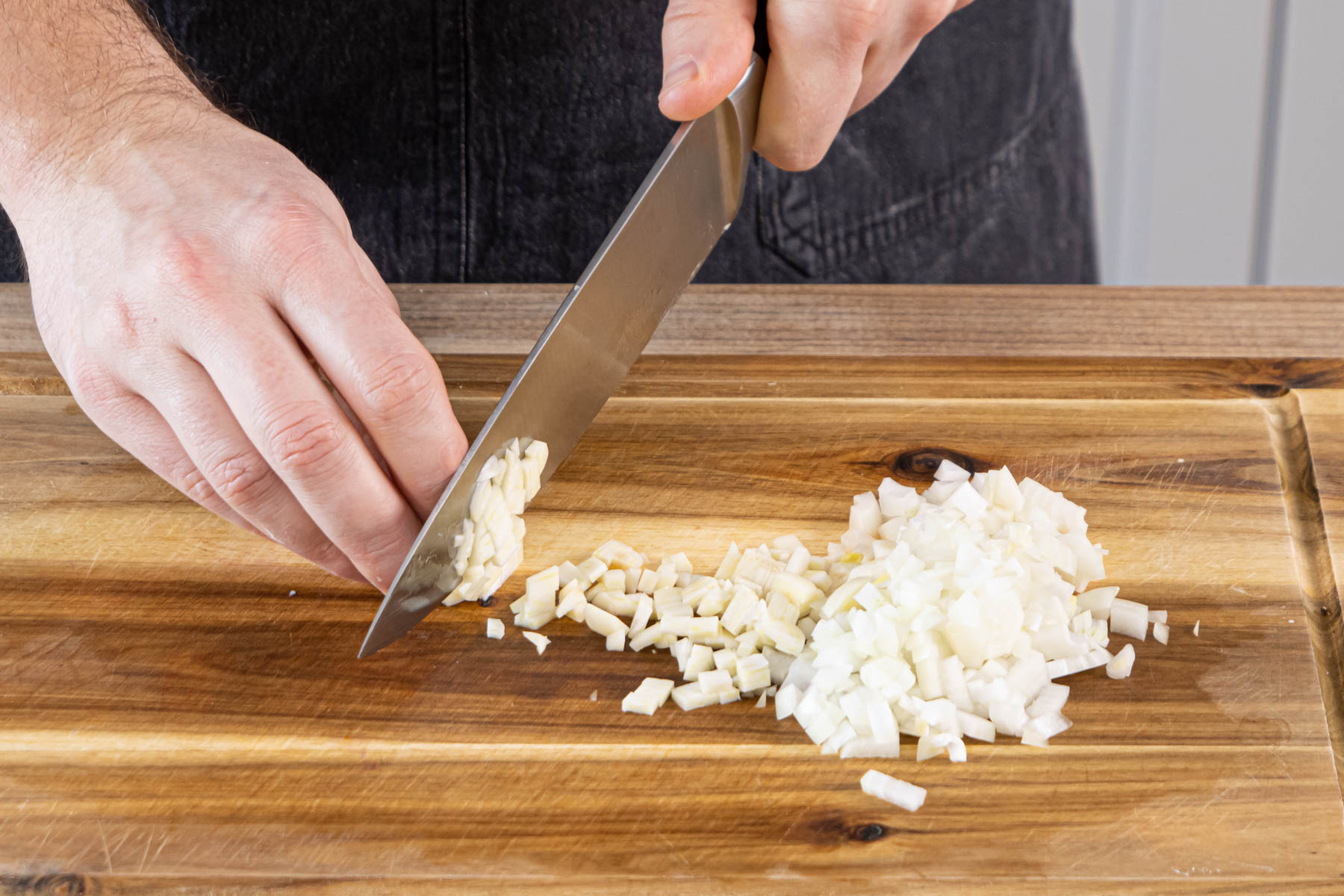 Zwiebeln und Knoblauch fein würfeln