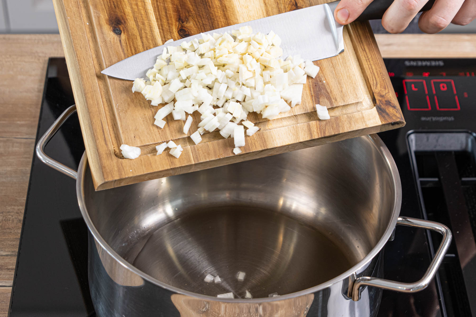 Zwiebel und Knoblauch anbraten
