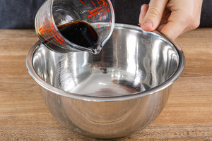 Balsamico in eine Schüssel geben