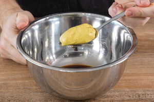 Senf zum Balsamico geben