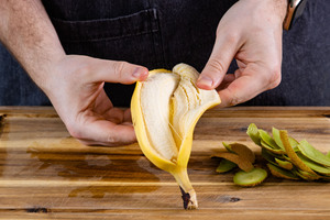 Banane schälen
