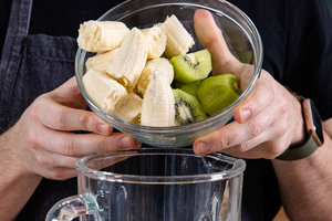 Obst in Mixer geben