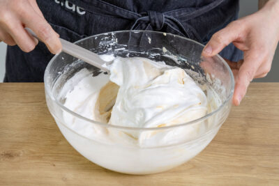 Restlichen Eischnee unter den Biskuitteig heben