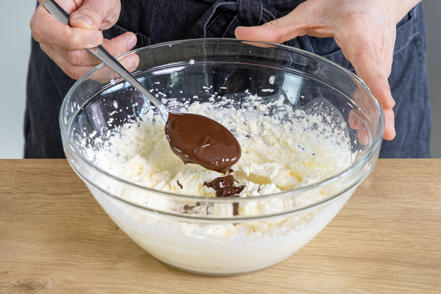 geschmolzene Schokolade in die Creme geben