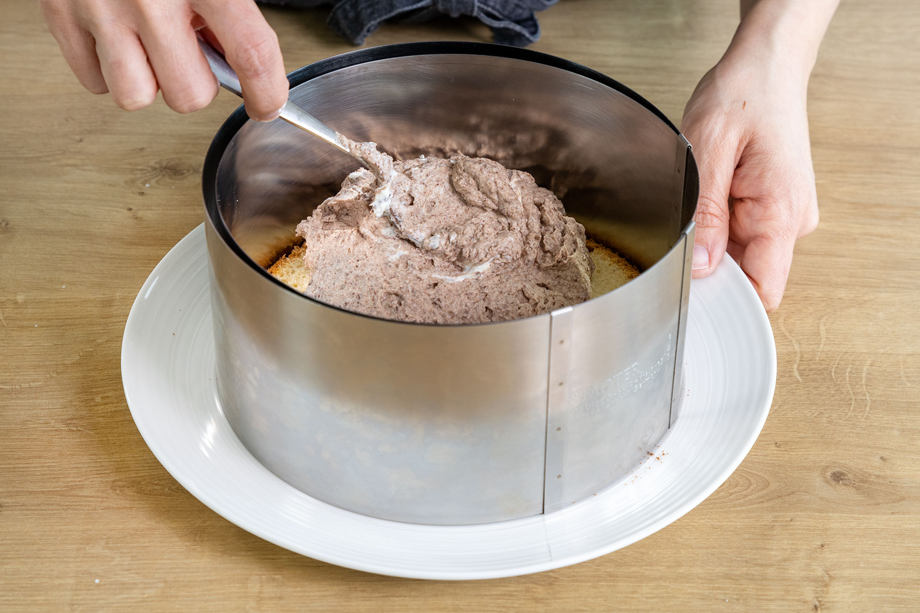 Schokocreme auf dem Boden verstreichen