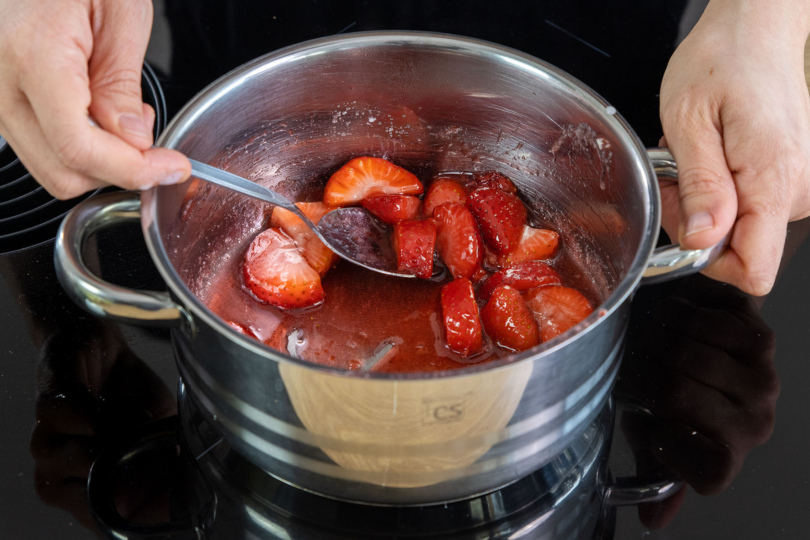 Erdbeeren mit Zucker aufkochen