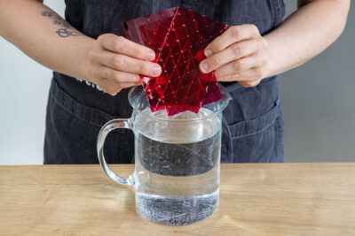 rote Gelatine ins Wasser geben