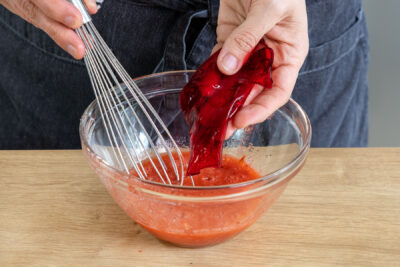 Gelatine in dem Erdbeerpüree einrühren
