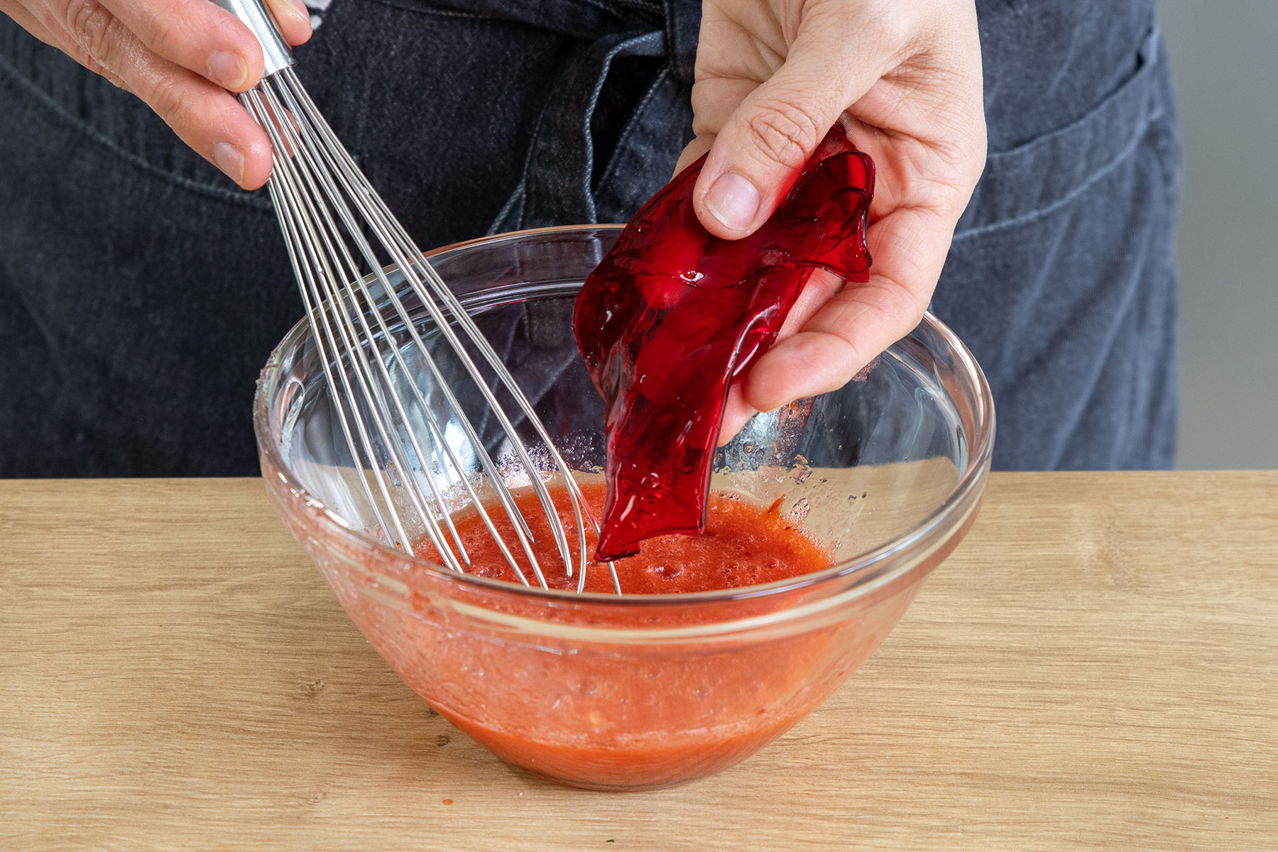 Gelatine in dem Erdbeerpüree einrühren