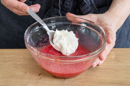 Creme in die Erdbeermasse geben