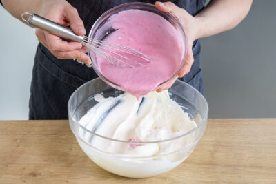 Erdbeermasse zu der restlichen Creme geben