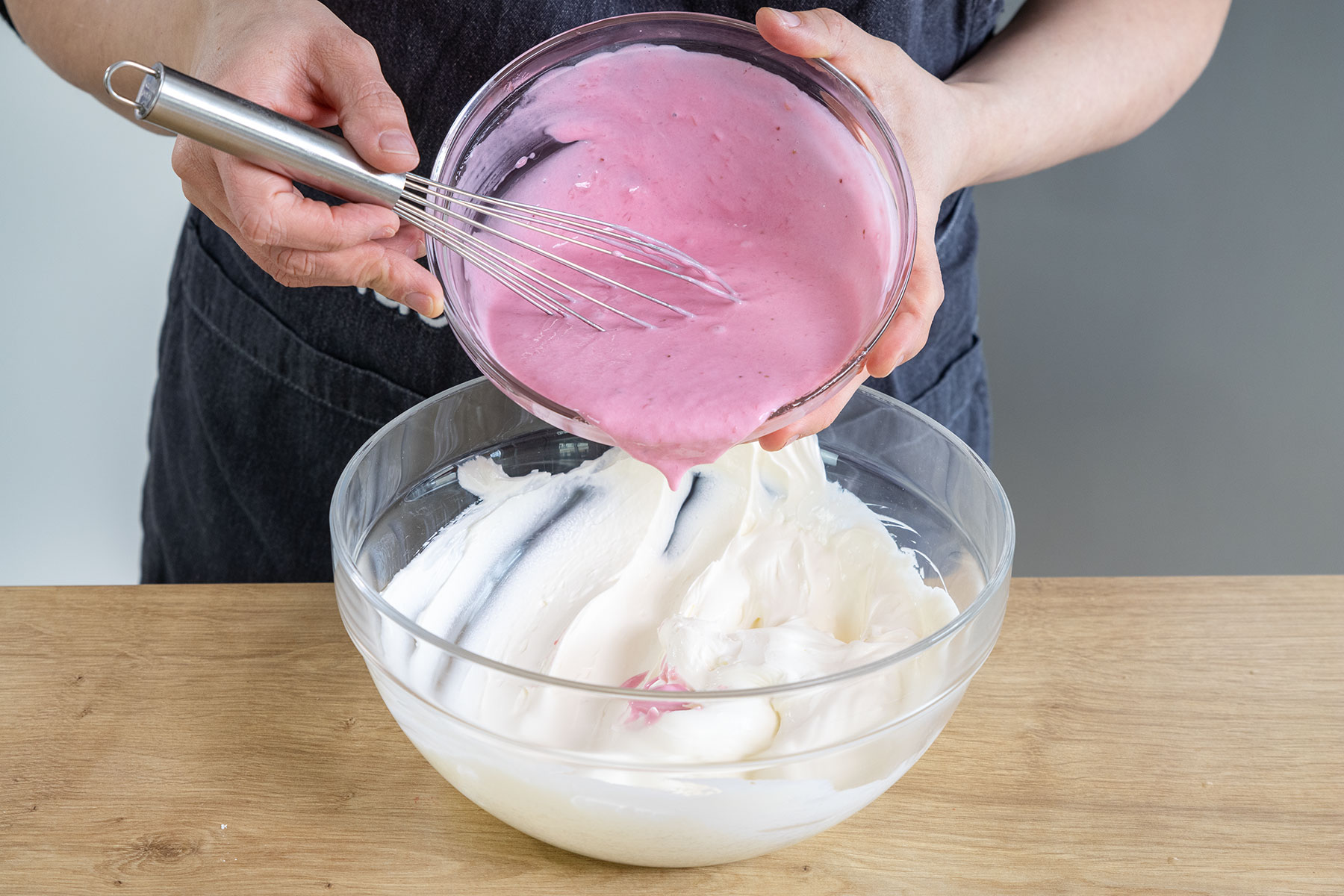 Erdbeermasse zu der restlichen Creme geben