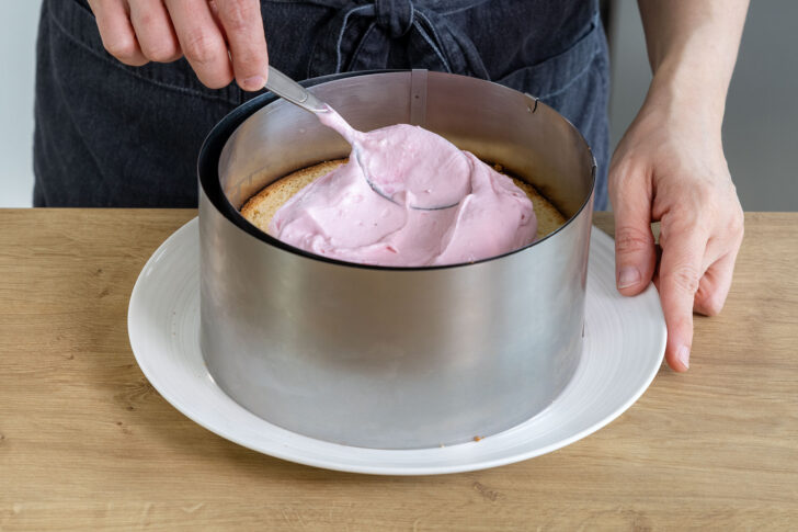 Erdbeercreme auf dem Benjamin-Blümchen-Torte streichen