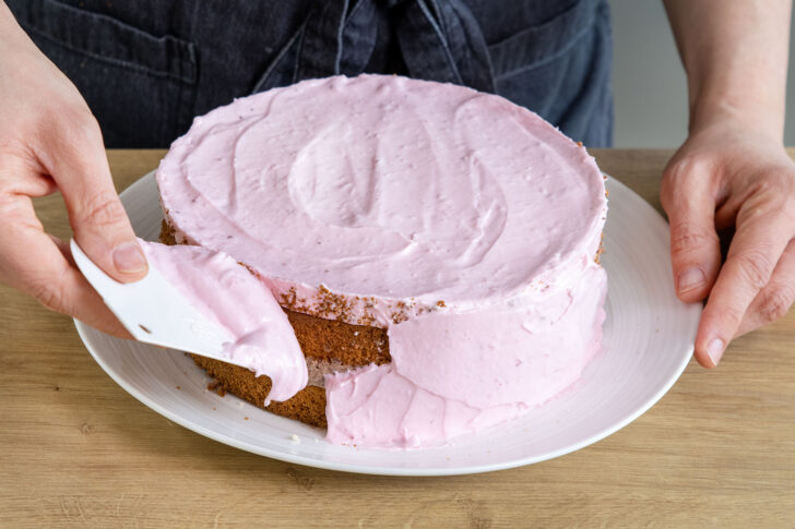 Benjamin-Blümchen-Torte mit der Erdbeercreme einstreichen