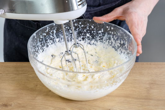 Sahne für die Deko der Benjamin-Blümchen-Torte aufschlagen