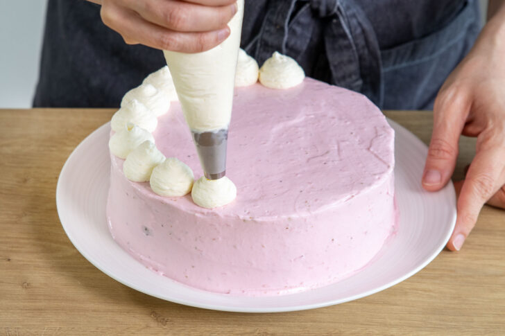 Sahnetuffs auf die Benjamin-Blümchen-Torte spritzen