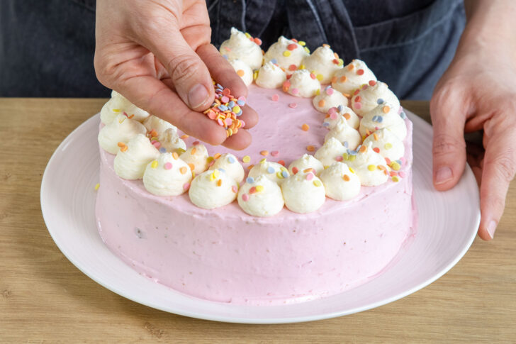 Zuckerkonfetti über die Benjamin-Blümchen-Torte geben