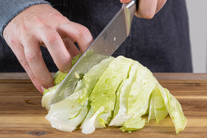 Eisbergsalat in mundgerechte Stücke schneiden