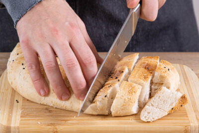 Fladenbrot rösten und in Würfel schneiden