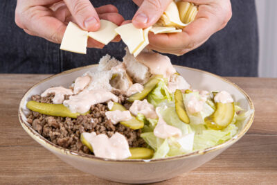 Big Mac Salat zusammenstellen